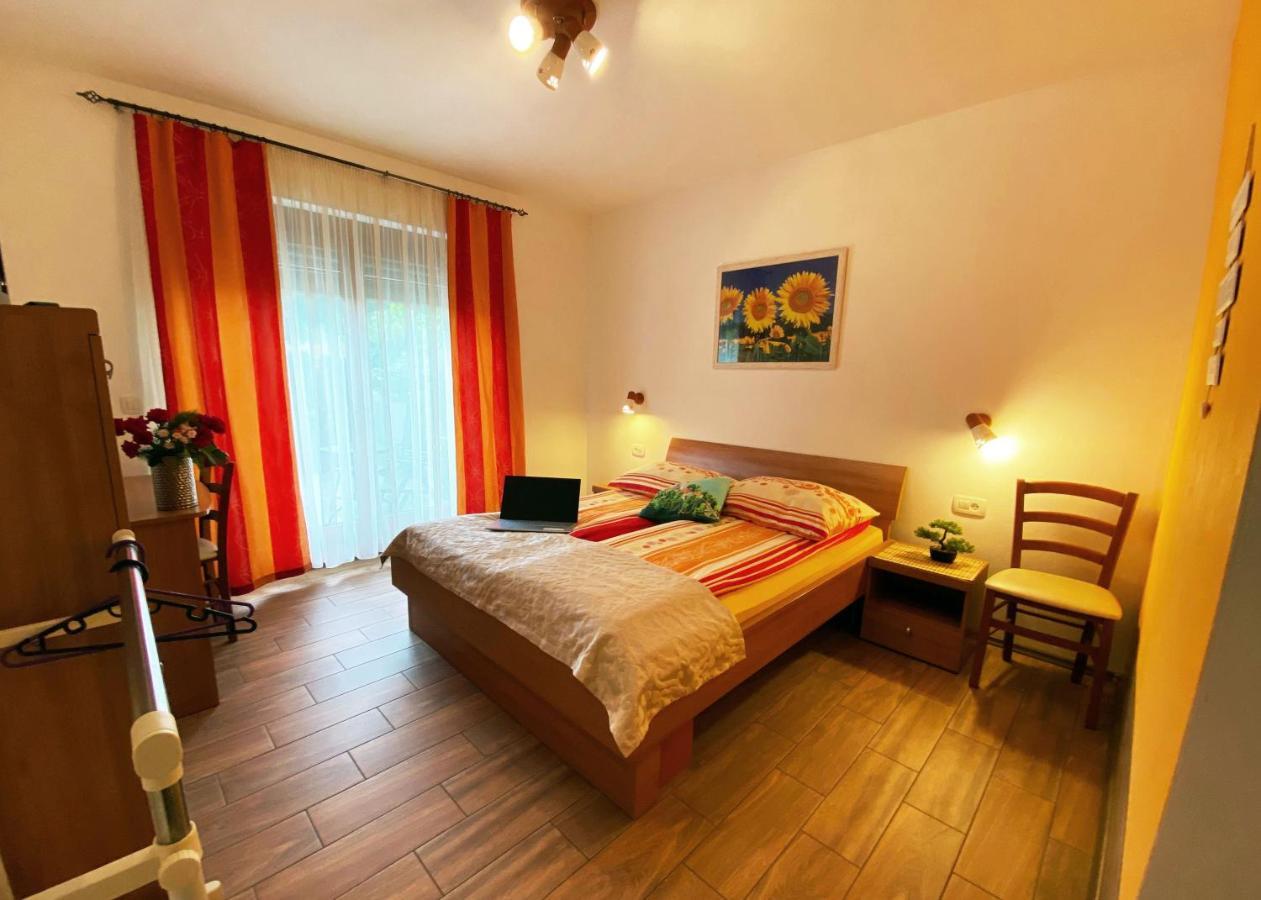 Guesthouse Mesec Zaplana 버니카 외부 사진